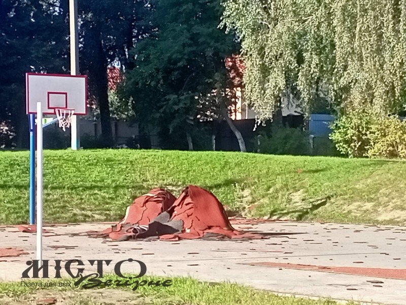 Чому не прибрано залишки старого покриття на відновленому майданчику ЗОШ №2 