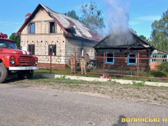 «Не залишилося нічого»: на Волині багатодітна сім’я втратила два будинки через пожежу 