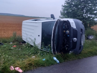 У Володимирському районі перекинувся бус із пасажирами, постраждали вісім людей 