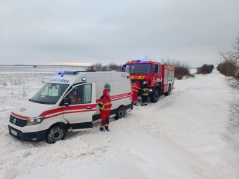 На Волині рятувальники витягли зі снігових заметів швидку та автобус з людьми 