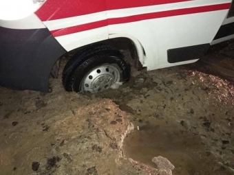 У Володимир-Волинському районі швидка застрягла у багнюці 
