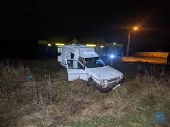 У П'ятиднях авто застрягло на колії та потрапило під потяг 