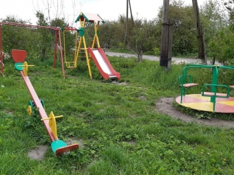У селі Селеськи встановили дитячий майданчик 
