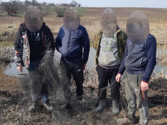У селі Горичів в період нересту викрили чотирьох громадян, які ловили рибу сітками 