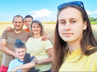 «В пам’ять про свого чоловіка я намалювала колосся. Він любив пшеничне поле і соняшники» 