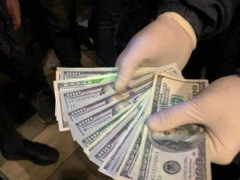 На Волині посадовця фіскальної служби затримали на хабарі у 2000 доларів 