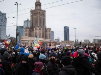 У Варшаві на протести вийшли тисячі противників закону про аборти 