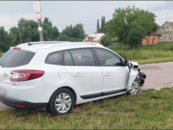У селі Затурці легковий автомобіль вʼїхав в електроопору 