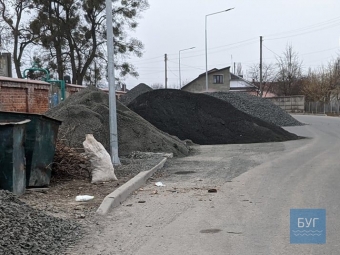 У Володимирі посеред проїжджої частини висипали гори щебеню 