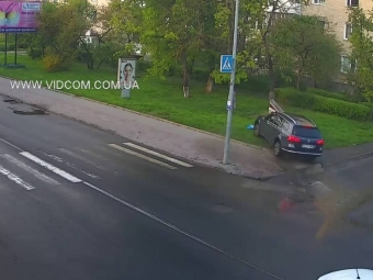 У Володимирі авто вилетіло на газон та знесло банер 