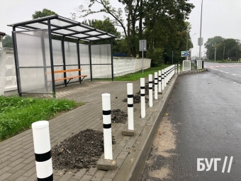 У Володимирі на вулиці Устилузькій біля зупинок встановили нові стовпчики 
