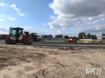 У Володимирі на стадіоні завершують асфальтування бігових доріжок 