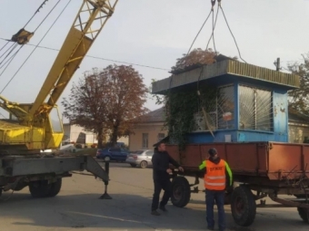 У Локачах демонтували старий кіоск - новини Володимир-Водинського У Локачах демонтували старий кіоск