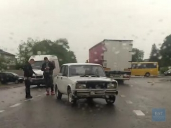 У Нововолинську бус врізався у ВАЗ 