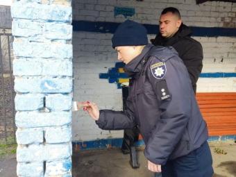 У Нововолинську та Володимирі правоохоронці зафарбовували оголошення, які містять адреси сайтів з продажу наркотиків - новини Володимир-Водинського У Нововолинську та Володимирі правоохоронці зафарбовували оголошення, які містять адреси сайтів з продажу наркотиків