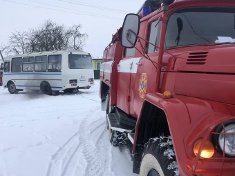 У Дігтеві рятувальники витягнули зі снігу шкільний автобус 