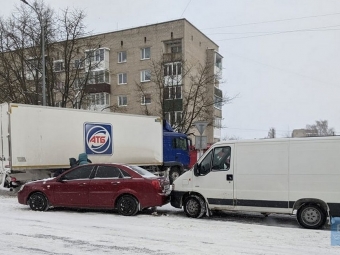 У Володимирі біля АТБ зіткнулися дві автівки та застрягла вантажівка - новини Володимир-Водинського У Володимирі біля АТБ зіткнулися дві автівки та застрягла вантажівка