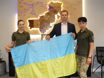 Військові 14 ОМБр подарували прапор міській раді Володимира - новини Володимир-Водинського Військові 14 ОМБр подарували прапор міській раді Володимира