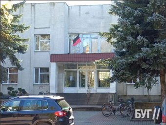 Прапор ОУН висітиме на будівлі Іваничівської селищної ради до кінця війни з росією 
