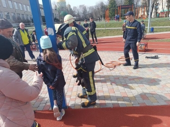 У Нововолинську рятувальники деблокували дитину, яка застрягла ногою у металевій стійці 