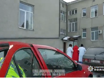 У Володимирі жінка народила у авто. До медзакладу породіллю доставили поліцейські. 