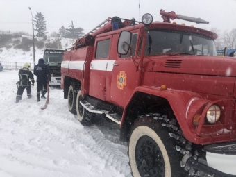 На автостанції у Володимирі рятувальники витягували зі снігу автобус 