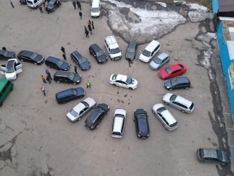 У центрі Володимира створили квітку з автомобілів - новини Володимир-Водинського У центрі Володимира створили квітку з автомобілів