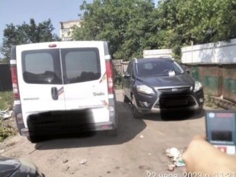 У Нововолинську комунальники вкотре не змогли вивезти сміття через припарковані автомобілі 
