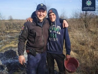 Нагородили волинянина, який допомагав поліцейським гасити пожежу 