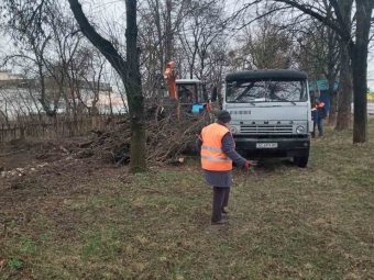 У Володимирі комунальники продовжують ліквідацію стихійних сміттєзвалищ 