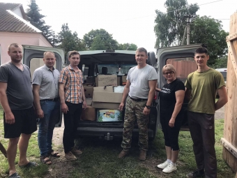Волонтери з Павлівської громади відправили автівку з продуктами до Херсону 