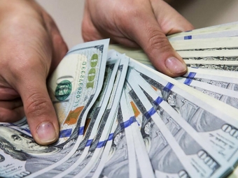 Українцям пообіцяли пенсію в 300 доларів, а зарплату в 900 доларів 