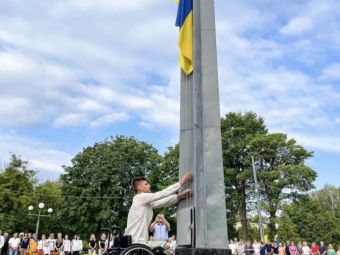У Нововолинську учасник російсько-української війни Сергій Гордієвич урочисто підняв прапор 