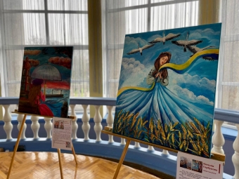 У Нововолинську відкрили виставку картин дружин загиблих Героїв 
