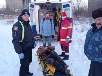 У Нововолинську в закинутому цегельному заводі врятували безхатченка 