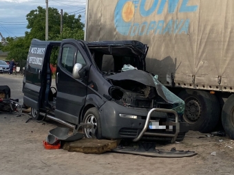 На Волині зіткнулися мікроавтобус і вантажівка: двоє людей у лікарні 