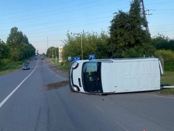 У Нововолинську внаслідок ДТП перекинувся бус, постраждала дівчина 