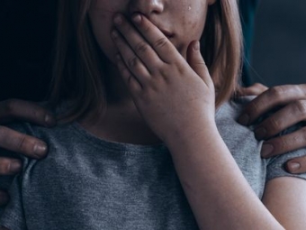Жінка, яка до синців і струсу мозку побила власну доньку, не відповідатиме за це, бо покаялася 