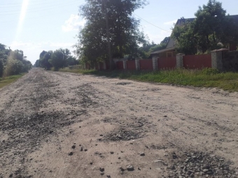 Жителі двох сіл на Волині за власні гроші лагодять дороги 