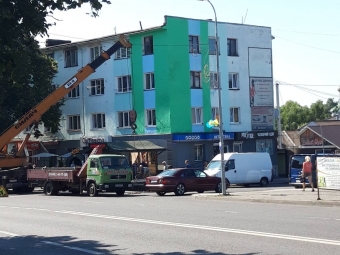 У Володимирі в історичному центрі міста розпочали демонтаж зовнішньої реклами - новини Володимир-Водинського У Володимирі в історичному центрі міста розпочали демонтаж зовнішньої реклами
