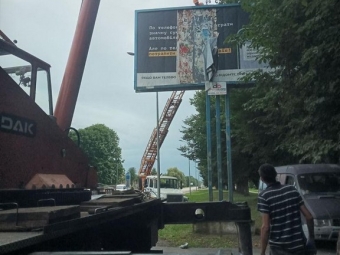У Володимирі демонтують борди за які не платять рекламодавці - новини Володимир-Водинського У Володимирі демонтують борди за які не платять рекламодавці