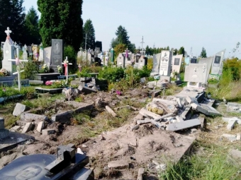 Шукають рідних людей, чиї могили пошкодила вантажівка у ДТП на Федорівському кладовищі біля Володимира 