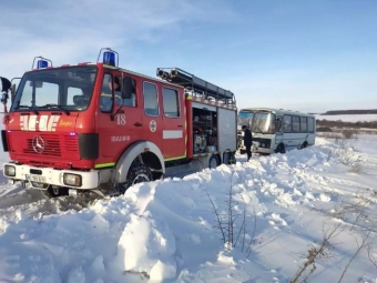 В Зимнівській громаді у сніговому заметі застряг рейсовий автобус 