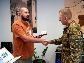 Батькові загиблого 21-річного нацгвардійця з Володимира передали посмертну відзнаку сина - новини Володимир-Водинського Батькові загиблого 21-річного нацгвардійця з Володимира передали посмертну відзнаку сина