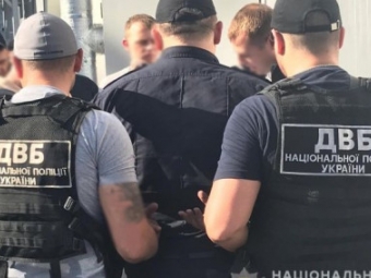 У Нововолинську поліцейський просив $8000 за переправлення через кордон: як покарали 