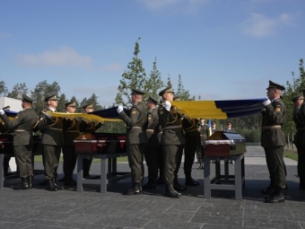 На Національному меморіальному кладовищі попрощалися з 12 невідомими захисниками України 