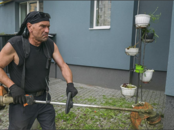 У Володимирі чоловік з мотокосою влаштував квіткову зачистку у дворі багатоповерхівки 