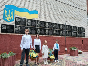 Школярі Володимирської гімназії №3 віддали шану загиблим воїнам - новини Володимир-Водинського Школярі Володимирської гімназії №3 віддали шану загиблим воїнам