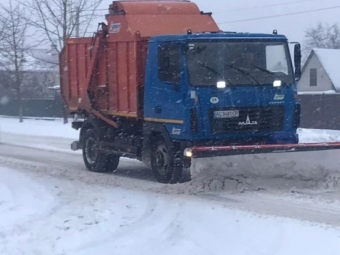 Комунальники продовжують очищати від снігу вулиці та дороги Володимира 