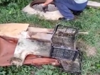 Мешканці Володимира перетворили каналізаційний колодязь на смітник 